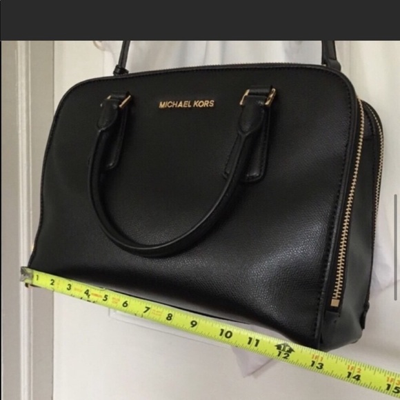 🛍️ Vintage Authentic MK shoulder bag excellent condition comes with dust bag. - Picture 12 of 12